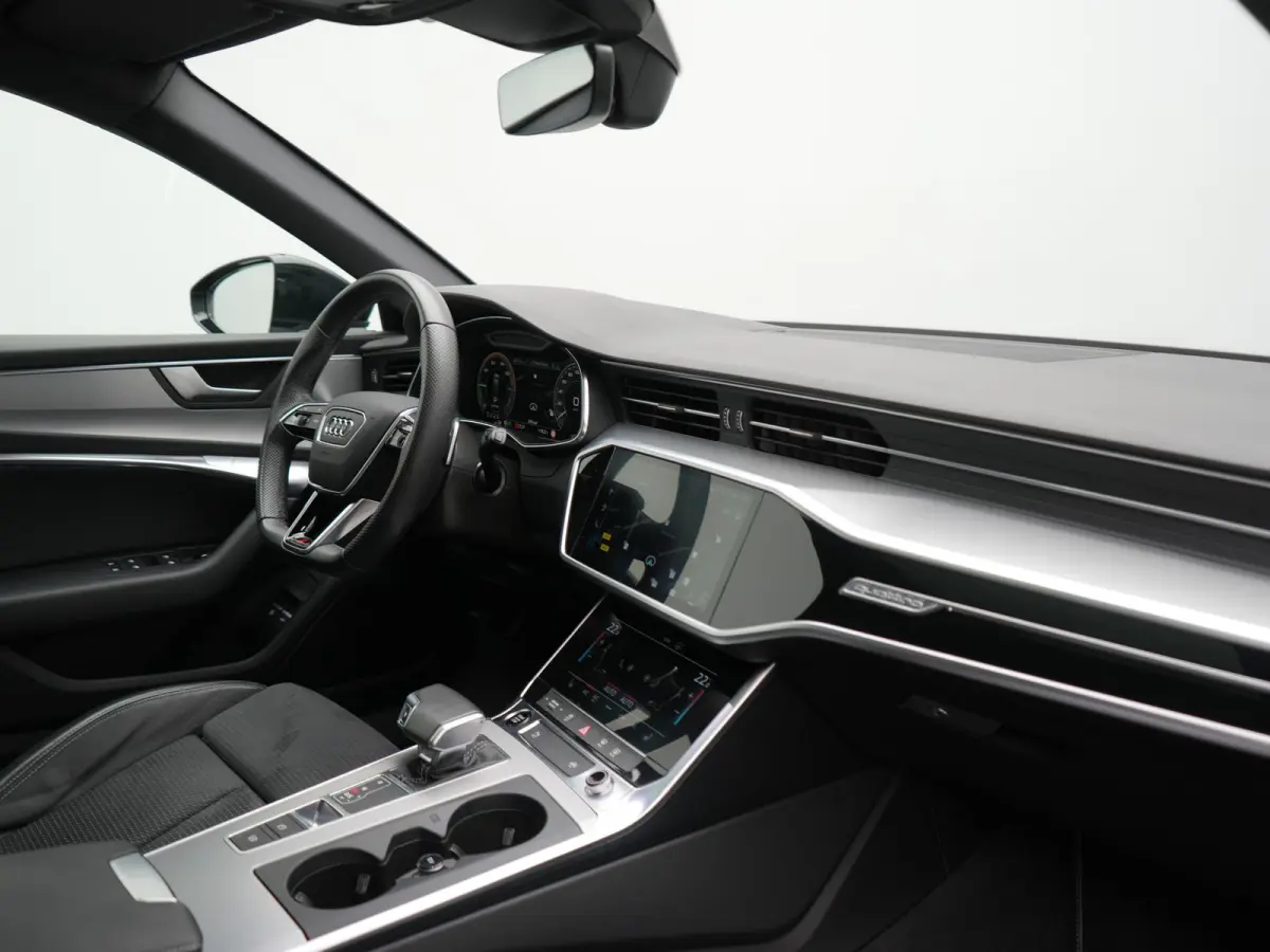 55 TFSI e Quattro 2x S Line PHEV 367pk Dealer O.H. | Trekhaak Af Fabriek | Panodak | Matrix LED | Alcantara Sportstoelen Memory & Verwarmd | Camera | Keyless | 20"L.M | Navigatie | DAB | Cru