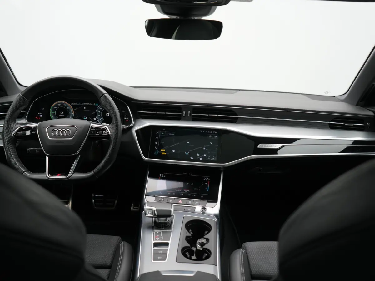 55 TFSI e Quattro 2x S Line PHEV 367pk Dealer O.H. | Trekhaak Af Fabriek | Panodak | Matrix LED | Alcantara Sportstoelen Memory & Verwarmd | Camera | Keyless | 20"L.M | Navigatie | DAB | Cru