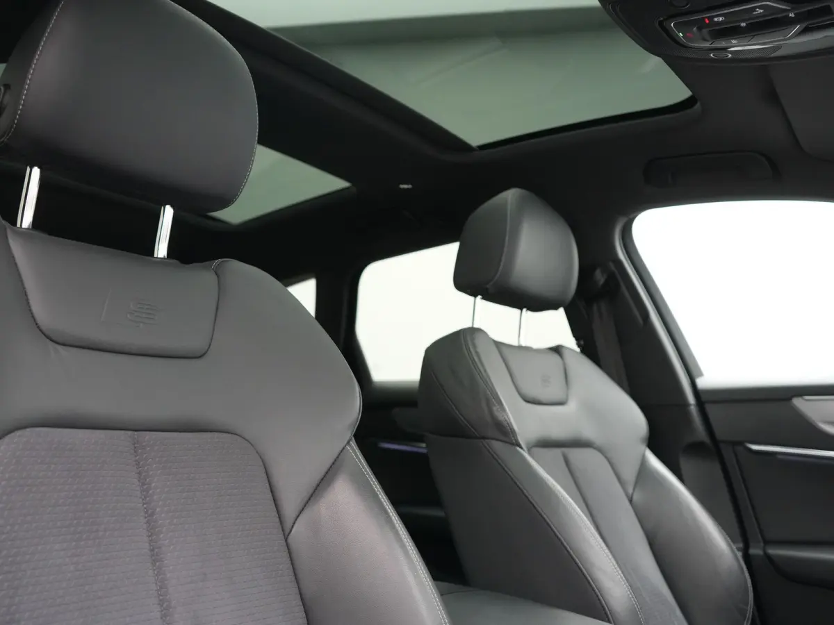 55 TFSI e Quattro 2x S Line PHEV 367pk Dealer O.H. | Trekhaak Af Fabriek | Panodak | Matrix LED | Alcantara Sportstoelen Memory & Verwarmd | Camera | Keyless | 20"L.M | Navigatie | DAB | Cru