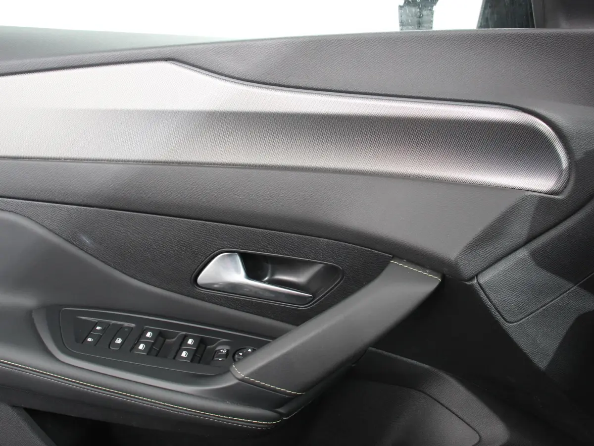 1.2 PureTech 130pk Automaat GT SW Climate control Adaptive cruise control Parkeersensoren Achteruitrijcamera Navigatie Voorstoelen verwarmd LED Apple Carplay/ Android Auto