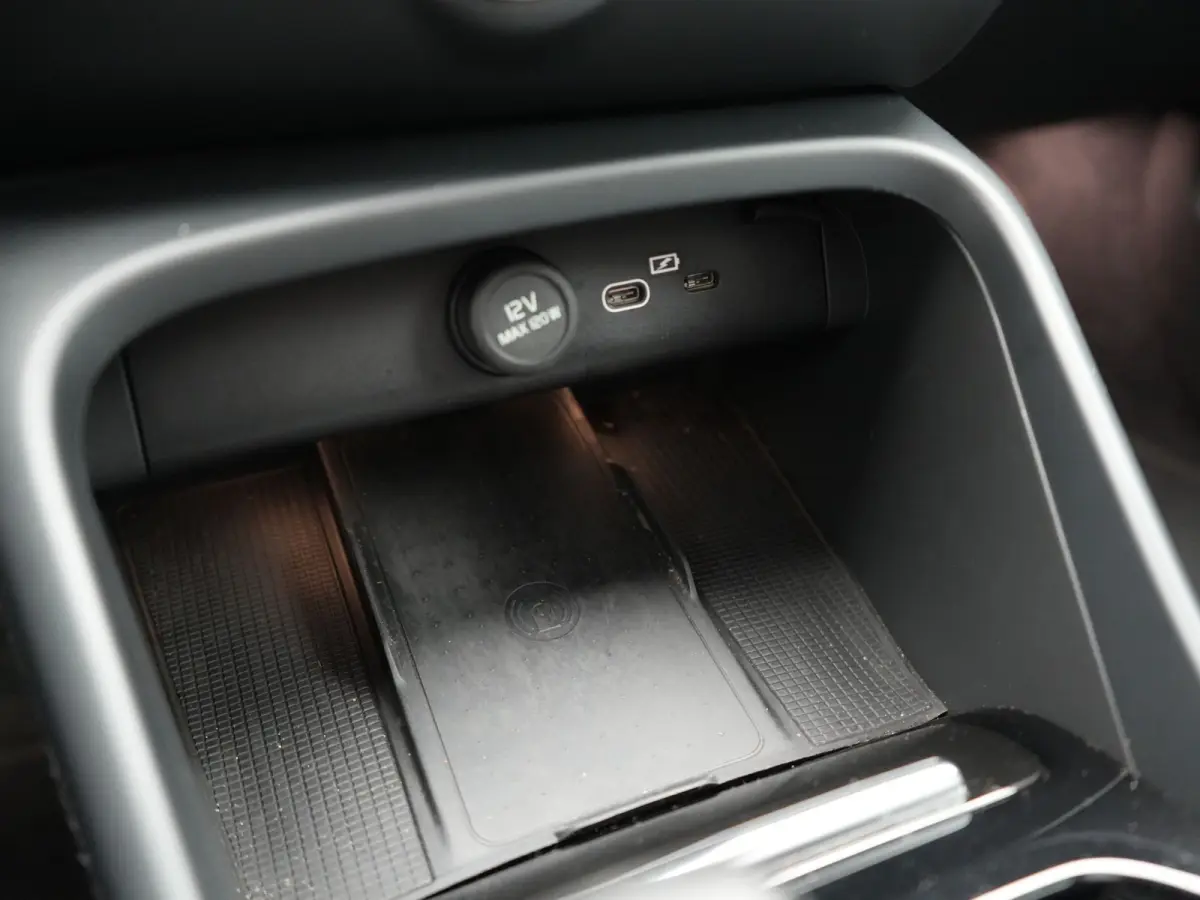 Recharge Core 69 kWh 231pk Dealer O.H. | SOH 93,8% | Panodak | Camera | Google Assistent | Lederen Sportstoelen & Stuur Verwarmd | Apple Carplay | Cruise Control | Navigatie | DAB |
