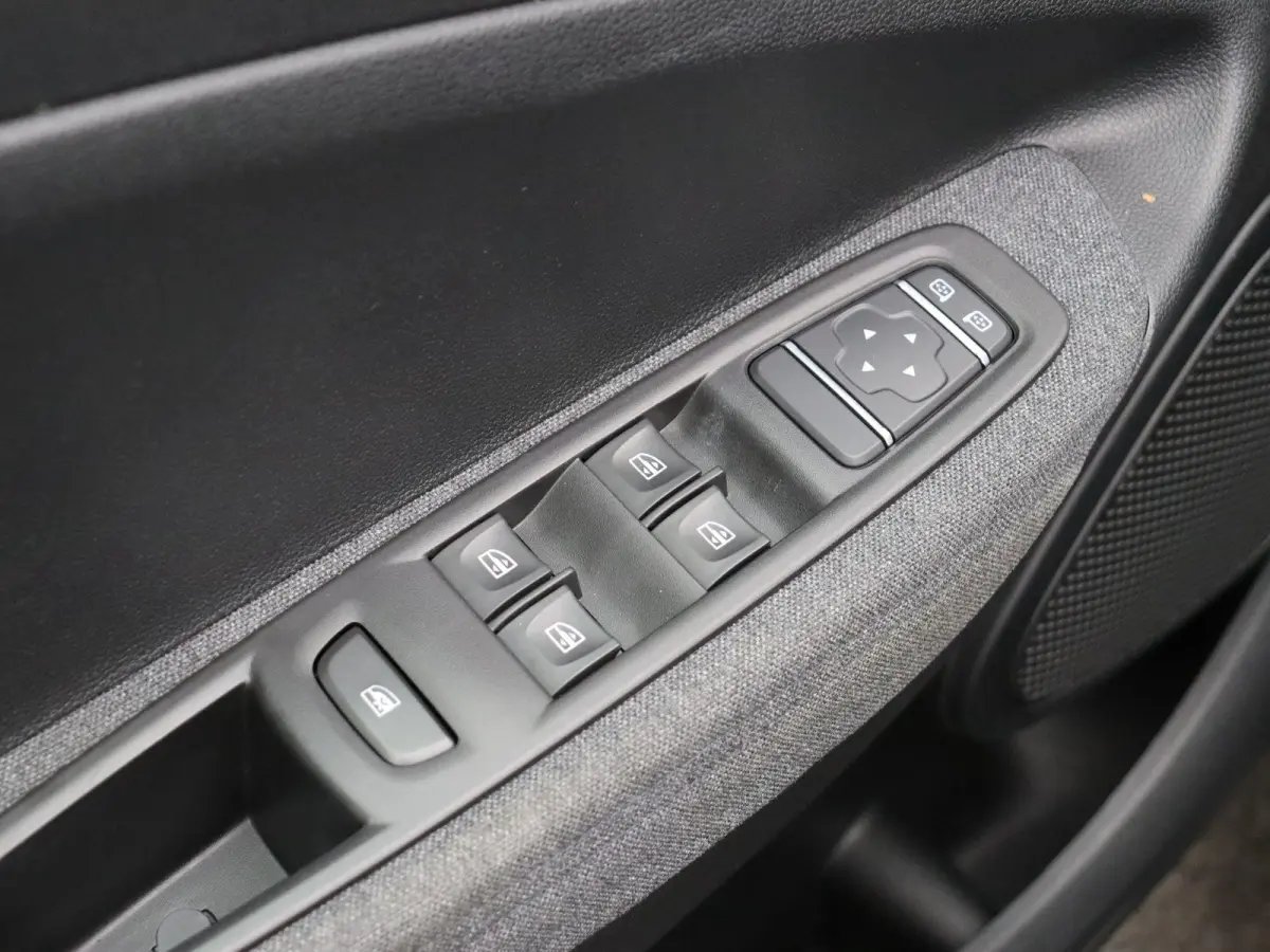 R135 Intens 52 kWh | Koopaccu | CCS Snelladen | Stoelverwarming | Apple Carplay / Android Auto |