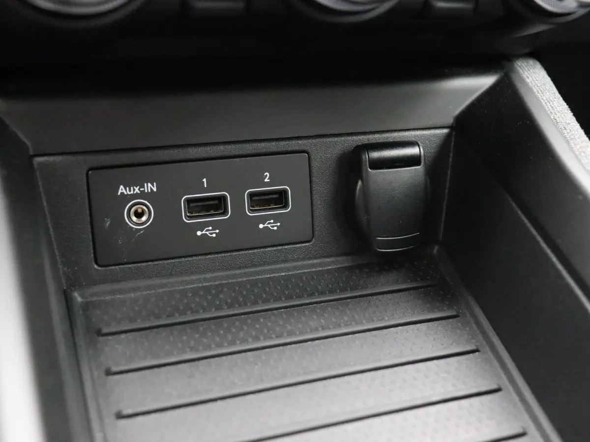 R135 Intens 52 kWh | Koopaccu | CCS Snelladen | Stoelverwarming | Apple Carplay / Android Auto |