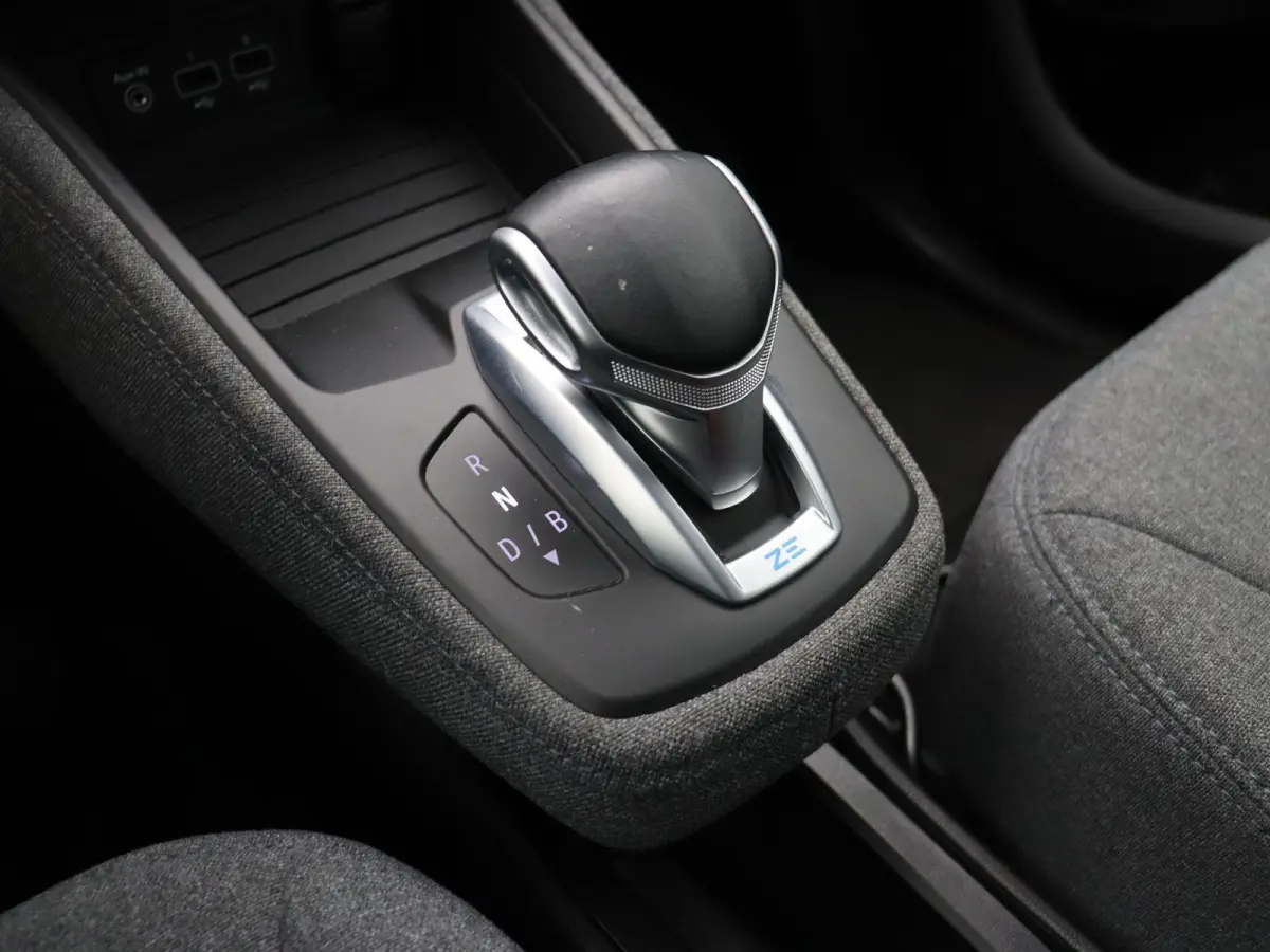 R135 Intens 52 kWh | Koopaccu | CCS Snelladen | Stoelverwarming | Apple Carplay / Android Auto |