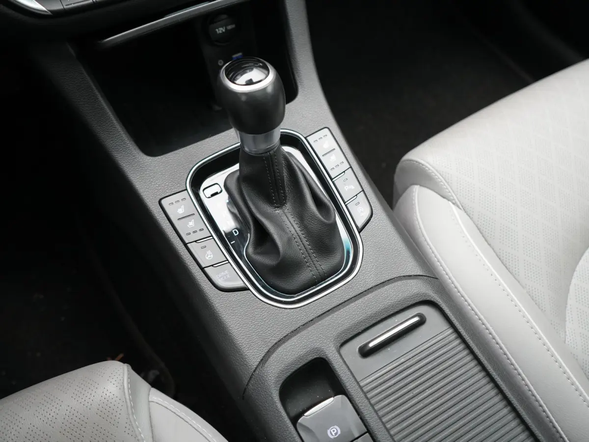 1.4 T-GDI Premium 141pk | Panodak | Adaptive Cruise | Camera | Lederen Sportstoelen Memory & Ventilatie | Keyless | BLIS | Stoelen & Stuur Verwarmd | LED Koplampen | Navigatie | DAB |
