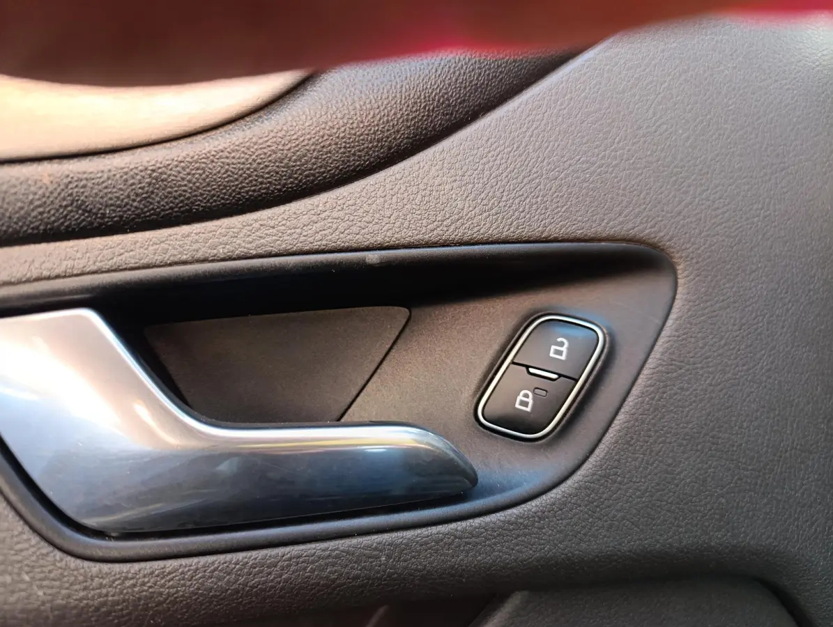 300 2.0 TDCI L2H2 Trend | Trail | Leder | Camera | Stoel/voorruitverwarming | Cruise Control | 3-zits | Trekhaak