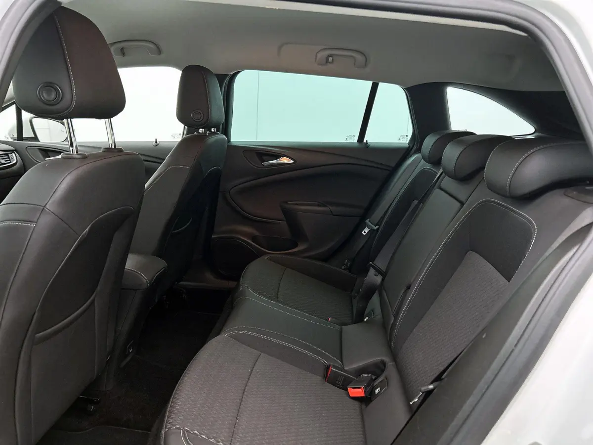 ST 105pk Innovation | 1ste eigenaar | Trekhaak | Camera | AGR stoelen | 17"LMV | Dodehoekdetectie | Navigatie