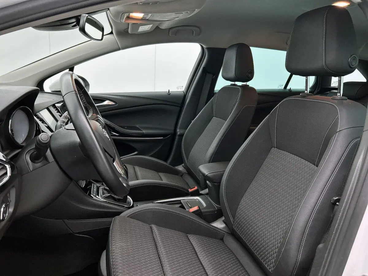 ST 105pk Innovation | 1ste eigenaar | Trekhaak | Camera | AGR stoelen | 17"LMV | Dodehoekdetectie | Navigatie