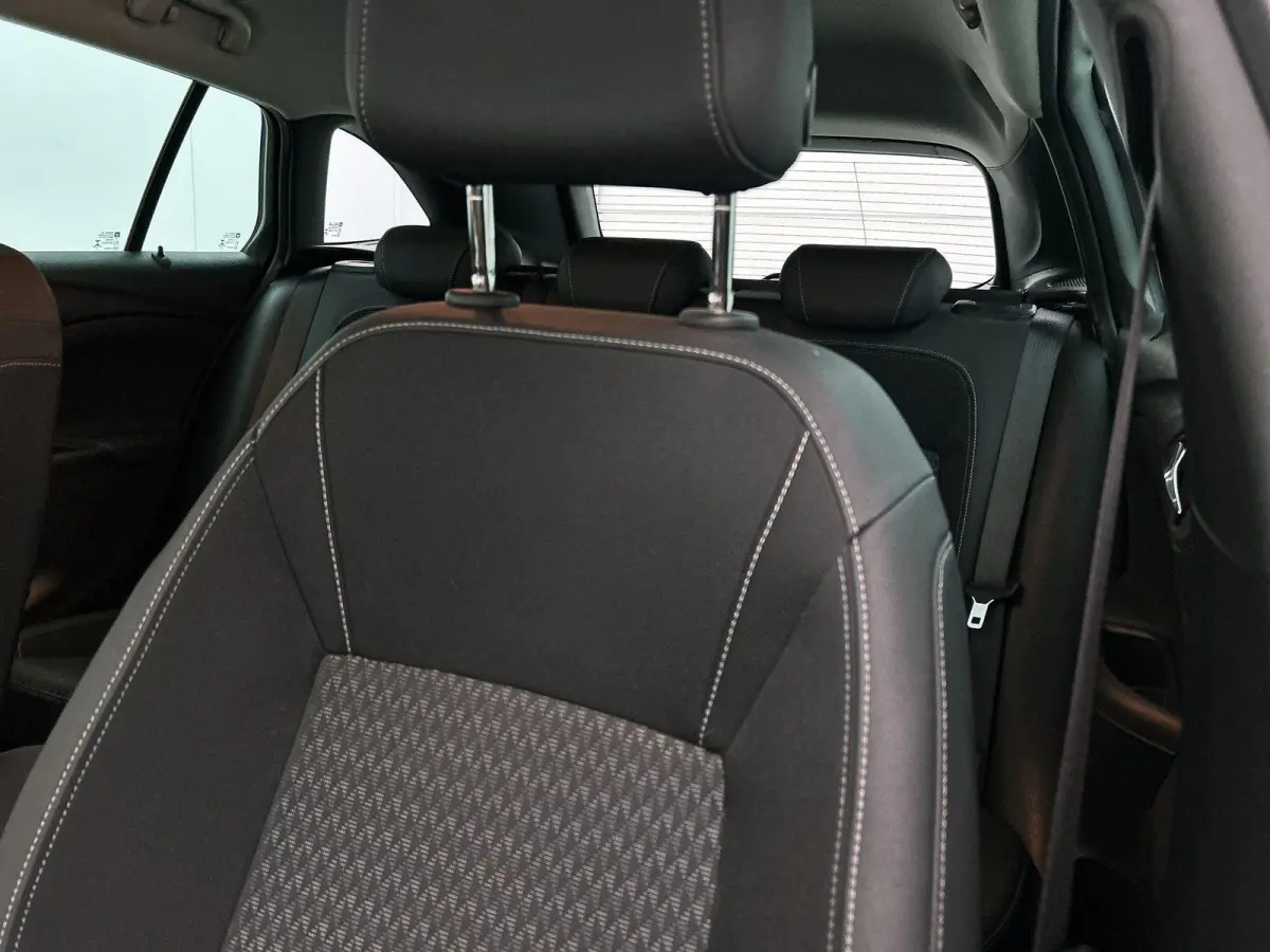 ST 105pk Innovation | 1ste eigenaar | Trekhaak | Camera | AGR stoelen | 17"LMV | Dodehoekdetectie | Navigatie