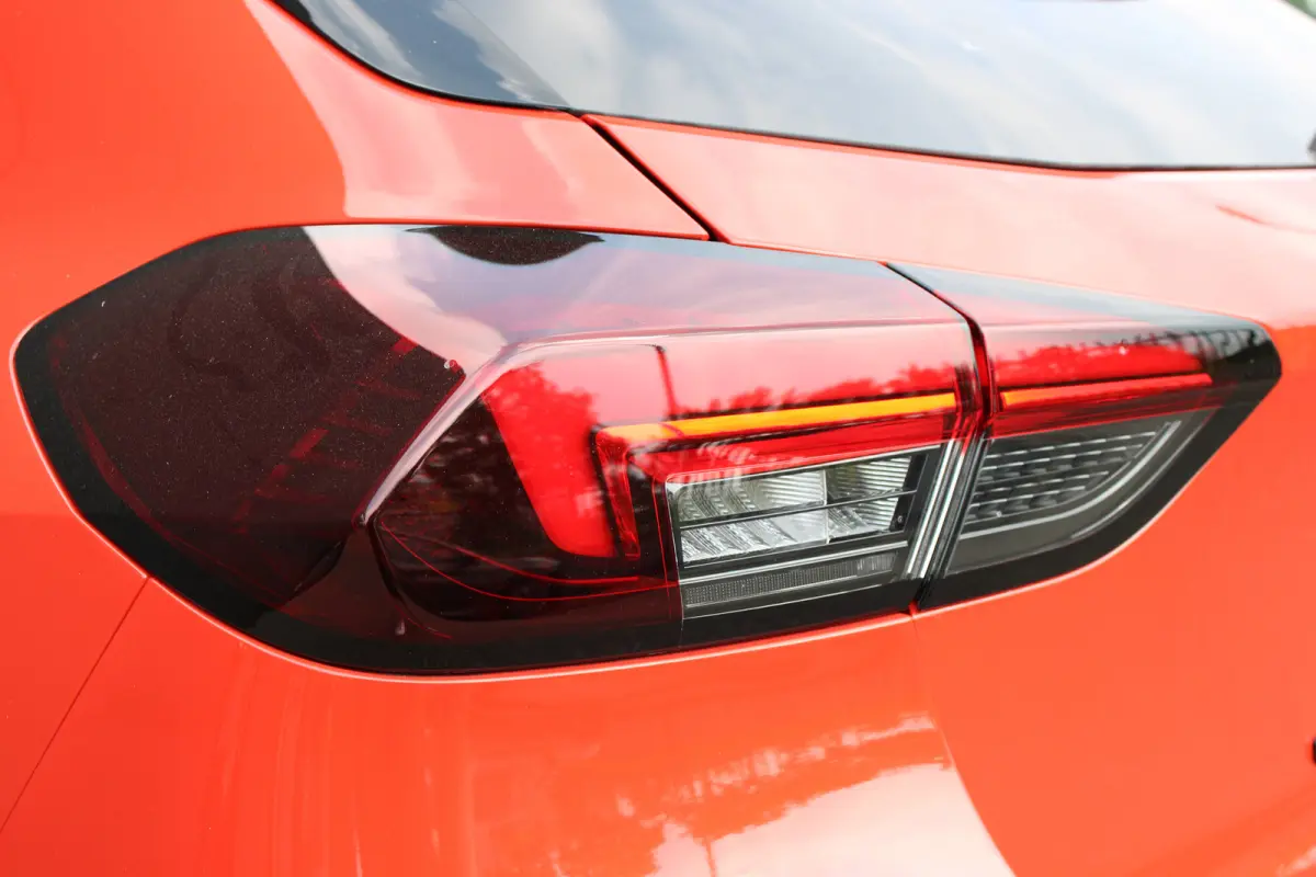 1.2 Turbo Hybrid Yes | Automaat | Navi by app | Camera | Apple Carplay | Stoelverwarming | Parkeersensoren |