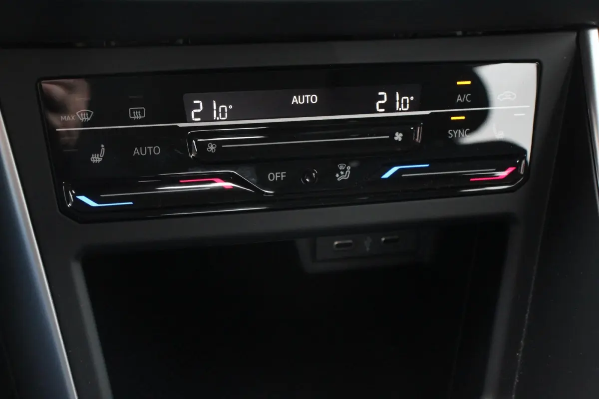 1.0 TSI 110pk Automaat Life Navigatie Apple Carplay/Android Auto Wireless Adaptive Cruise Control Parkeersensoren Camera Blind Spot Assist Park Assist Afneembare trekhaak Stoelverwarming Vir
