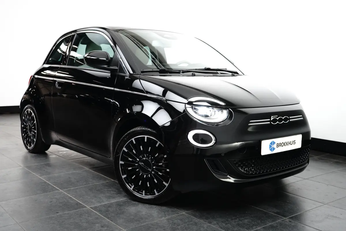 La Prima By Bocelli 42 kWh SOH 95% | Carplay | Panoramadak | Camera | Dodehoekbewaking | PDC V+A | Stoelverwarming | Keyless | 17" Lichtmetalen Velgen