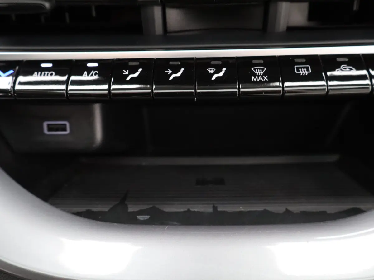 La Prima By Bocelli 42 kWh SOH 95% | Carplay | Panoramadak | Camera | Dodehoekbewaking | PDC V+A | Stoelverwarming | Keyless | 17" Lichtmetalen Velgen