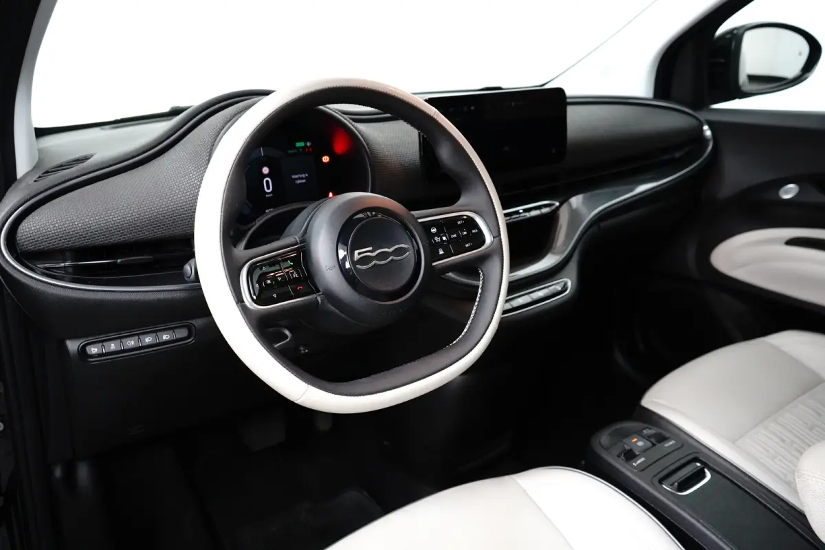 La Prima By Bocelli 42 kWh SOH 95% | Carplay | Panoramadak | Camera | Dodehoekbewaking | PDC V+A | Stoelverwarming | Keyless | 17" Lichtmetalen Velgen