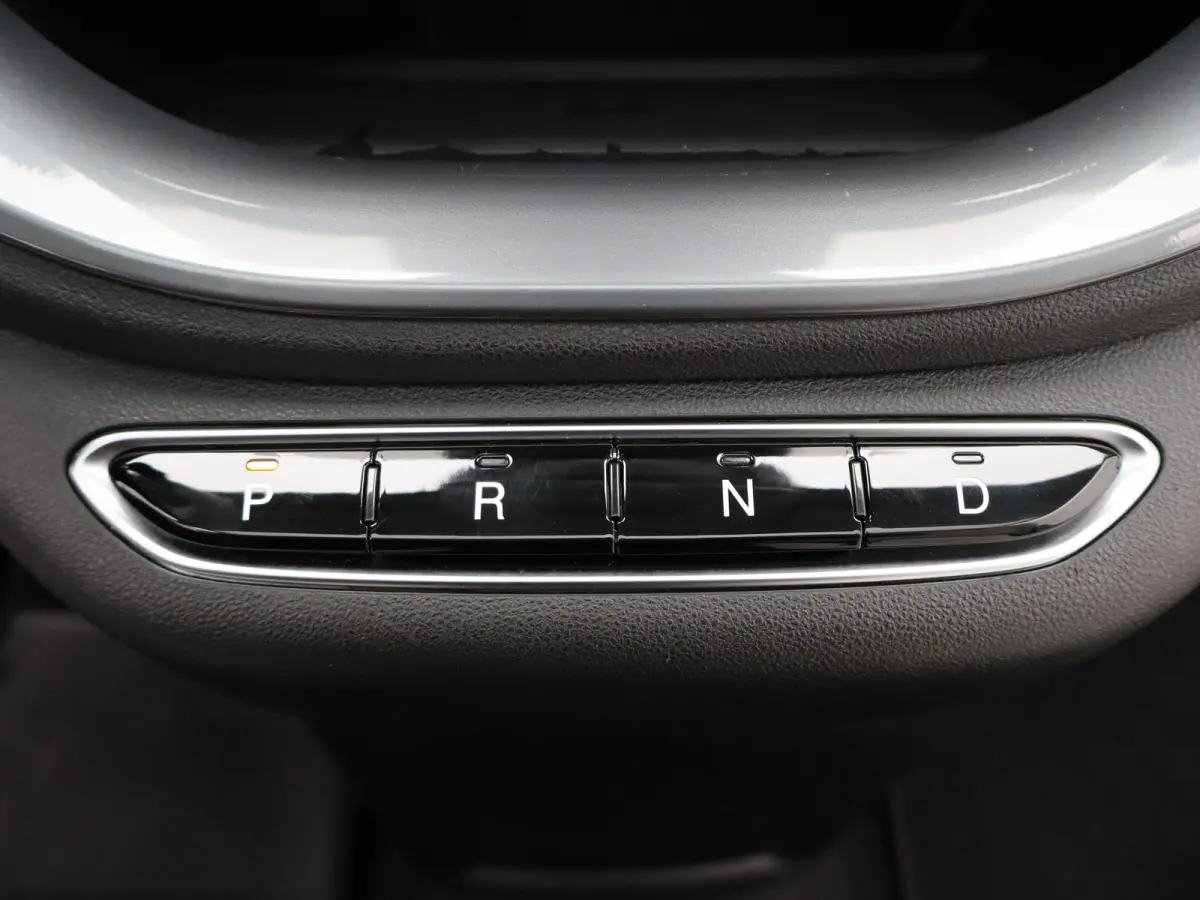 La Prima By Bocelli 42 kWh SOH 95% | Carplay | Panoramadak | Camera | Dodehoekbewaking | PDC V+A | Stoelverwarming | Keyless | 17" Lichtmetalen Velgen