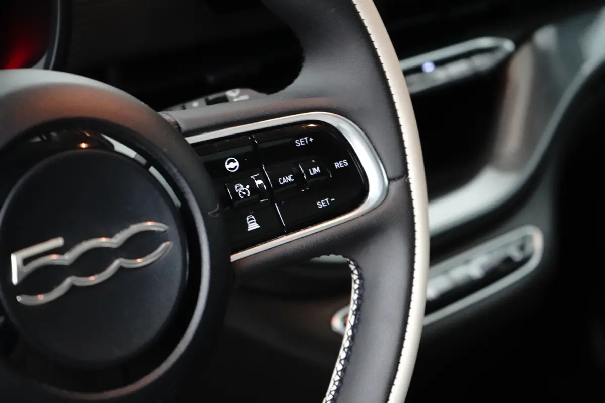 La Prima By Bocelli 42 kWh SOH 95% | Carplay | Panoramadak | Camera | Dodehoekbewaking | PDC V+A | Stoelverwarming | Keyless | 17" Lichtmetalen Velgen