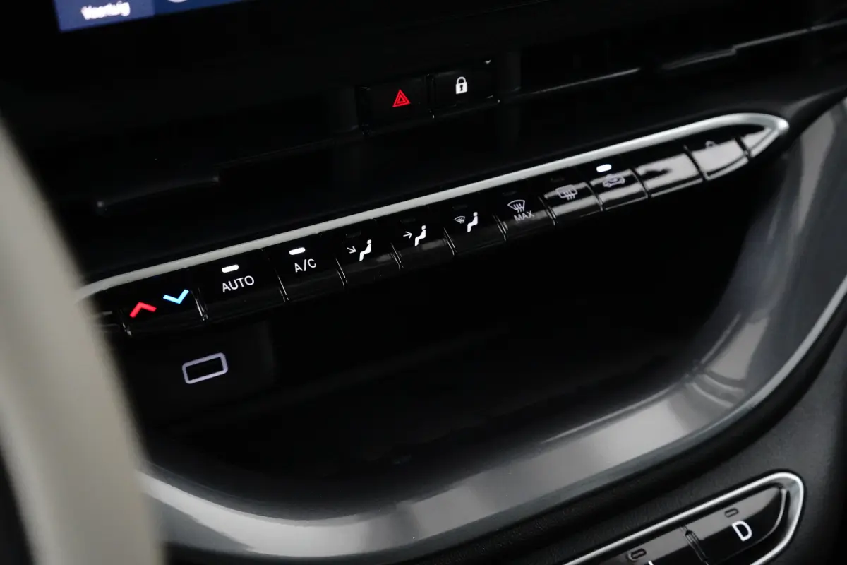 La Prima By Bocelli 42 kWh SOH 95% | Carplay | Panoramadak | Camera | Dodehoekbewaking | PDC V+A | Stoelverwarming | Keyless | 17" Lichtmetalen Velgen