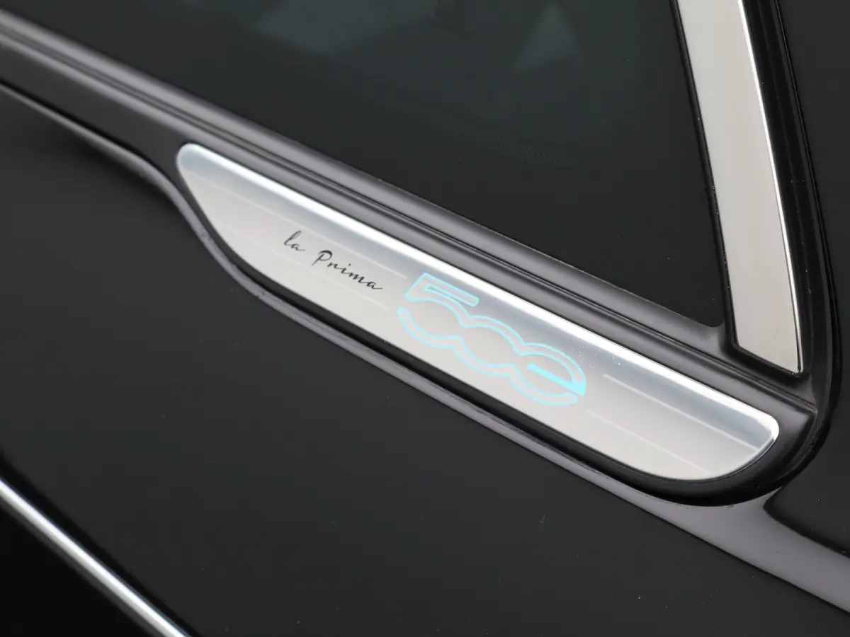La Prima By Bocelli 42 kWh SOH 95% | Carplay | Panoramadak | Camera | Dodehoekbewaking | PDC V+A | Stoelverwarming | Keyless | 17" Lichtmetalen Velgen