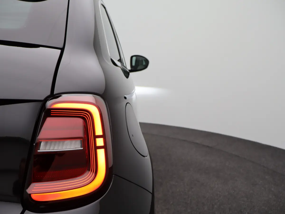 La Prima By Bocelli 42 kWh SOH 95% | Carplay | Panoramadak | Camera | Dodehoekbewaking | PDC V+A | Stoelverwarming | Keyless | 17" Lichtmetalen Velgen