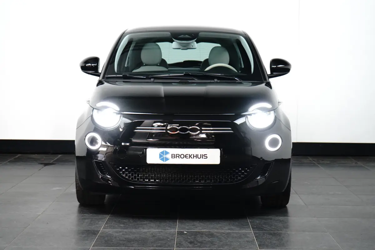 La Prima By Bocelli 42 kWh SOH 95% | Carplay | Panoramadak | Camera | Dodehoekbewaking | PDC V+A | Stoelverwarming | Keyless | 17" Lichtmetalen Velgen