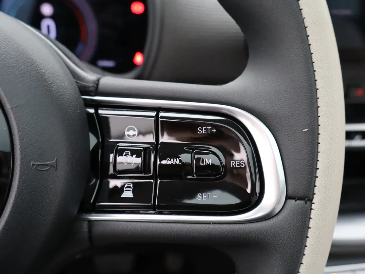 La Prima By Bocelli 42 kWh SOH 95% | Carplay | Panoramadak | Camera | Dodehoekbewaking | PDC V+A | Stoelverwarming | Keyless | 17" Lichtmetalen Velgen