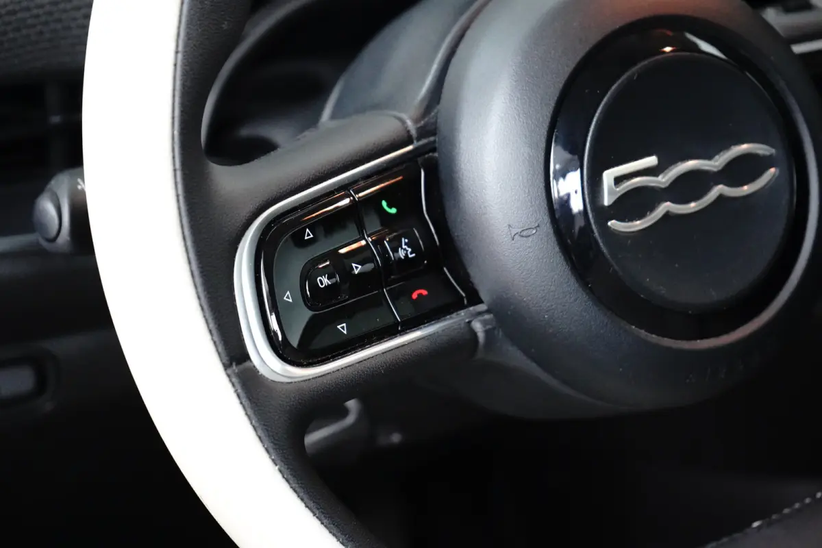 La Prima By Bocelli 42 kWh SOH 95% | Carplay | Panoramadak | Camera | Dodehoekbewaking | PDC V+A | Stoelverwarming | Keyless | 17" Lichtmetalen Velgen