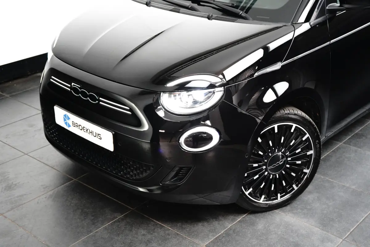La Prima By Bocelli 42 kWh SOH 95% | Carplay | Panoramadak | Camera | Dodehoekbewaking | PDC V+A | Stoelverwarming | Keyless | 17" Lichtmetalen Velgen