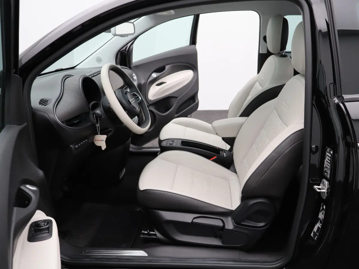 La Prima By Bocelli 42 kWh SOH 95% | Carplay | Panoramadak | Camera | Dodehoekbewaking | PDC V+A | Stoelverwarming | Keyless | 17" Lichtmetalen Velgen