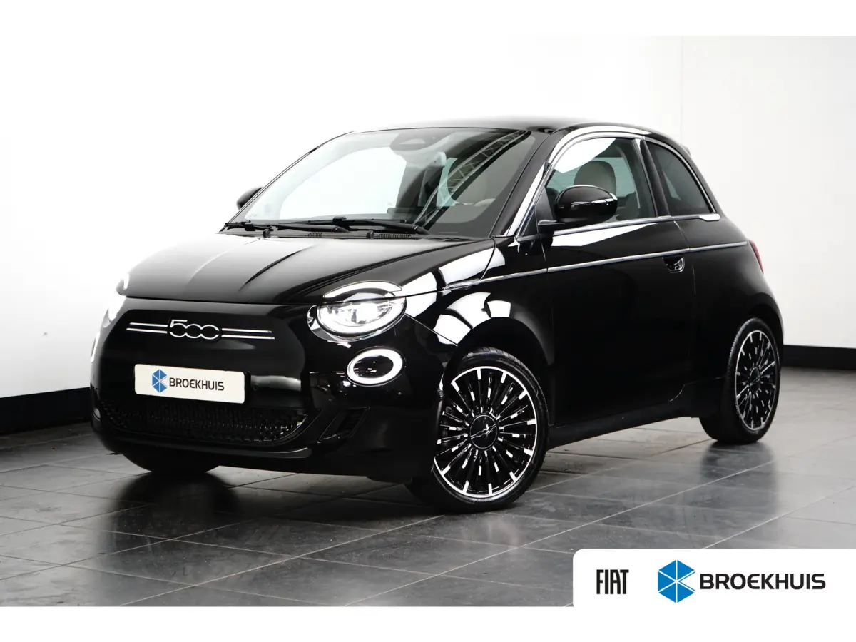 La Prima By Bocelli 42 kWh SOH 95% | Carplay | Panoramadak | Camera | Dodehoekbewaking | PDC V+A | Stoelverwarming | Keyless | 17" Lichtmetalen Velgen
