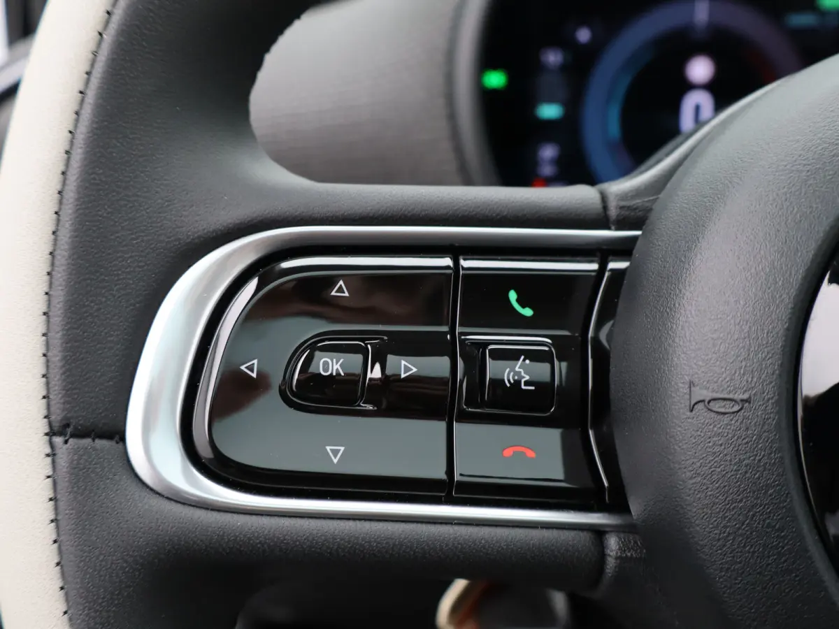 La Prima By Bocelli 42 kWh SOH 95% | Carplay | Panoramadak | Camera | Dodehoekbewaking | PDC V+A | Stoelverwarming | Keyless | 17" Lichtmetalen Velgen