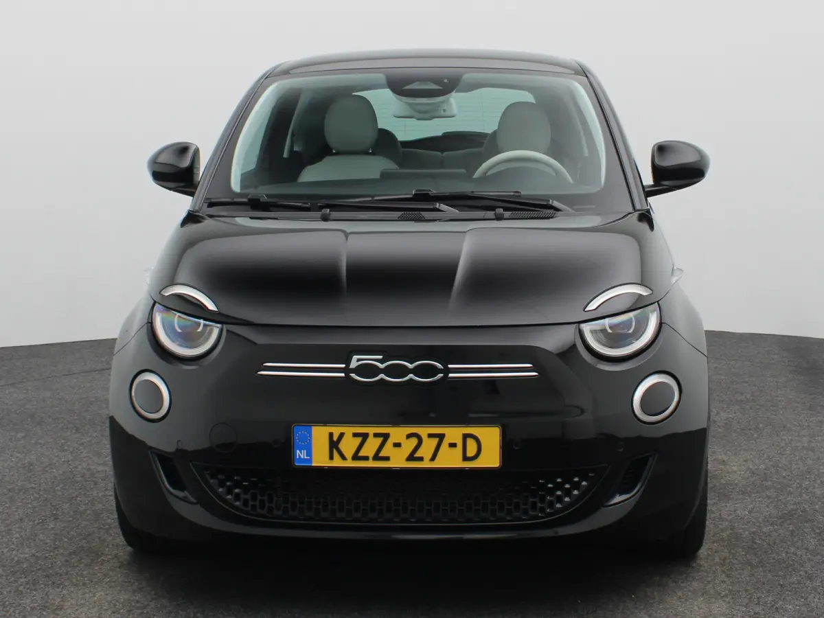 La Prima By Bocelli 42 kWh SOH 95% | Carplay | Panoramadak | Camera | Dodehoekbewaking | PDC V+A | Stoelverwarming | Keyless | 17" Lichtmetalen Velgen