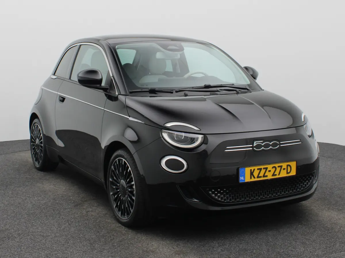 La Prima By Bocelli 42 kWh SOH 95% | Carplay | Panoramadak | Camera | Dodehoekbewaking | PDC V+A | Stoelverwarming | Keyless | 17" Lichtmetalen Velgen