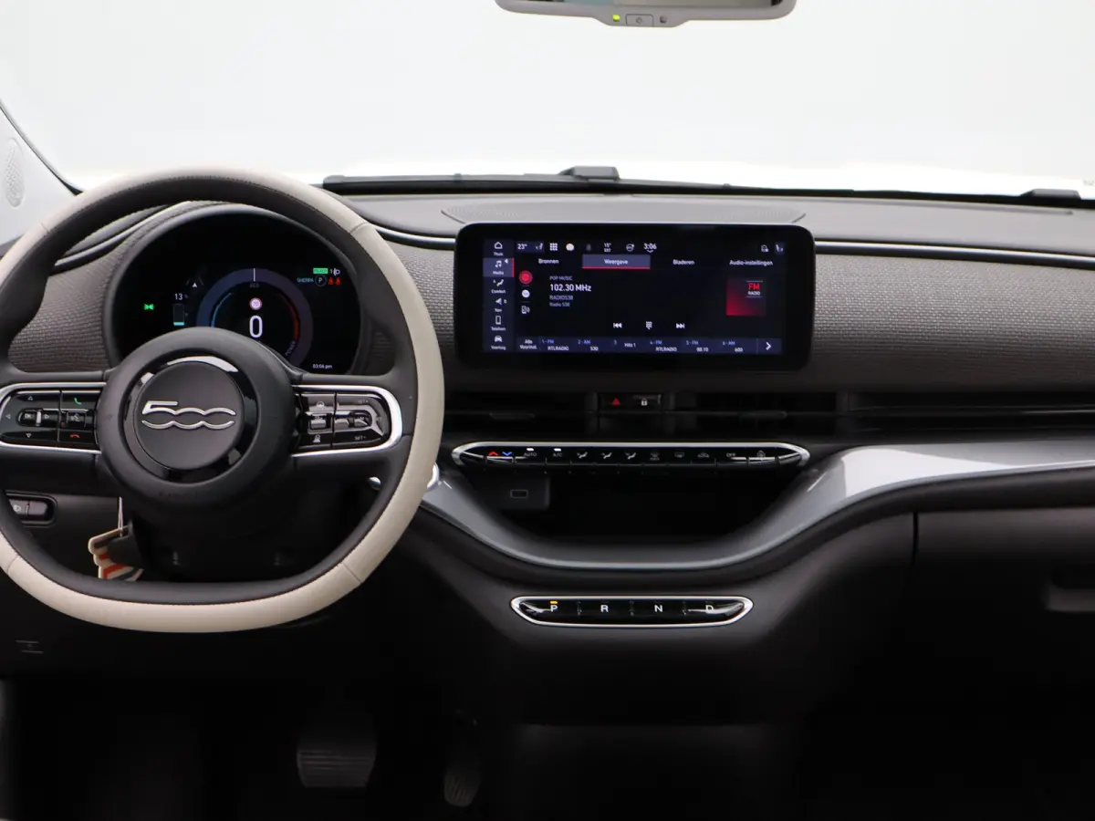 La Prima By Bocelli 42 kWh SOH 95% | Carplay | Panoramadak | Camera | Dodehoekbewaking | PDC V+A | Stoelverwarming | Keyless | 17" Lichtmetalen Velgen