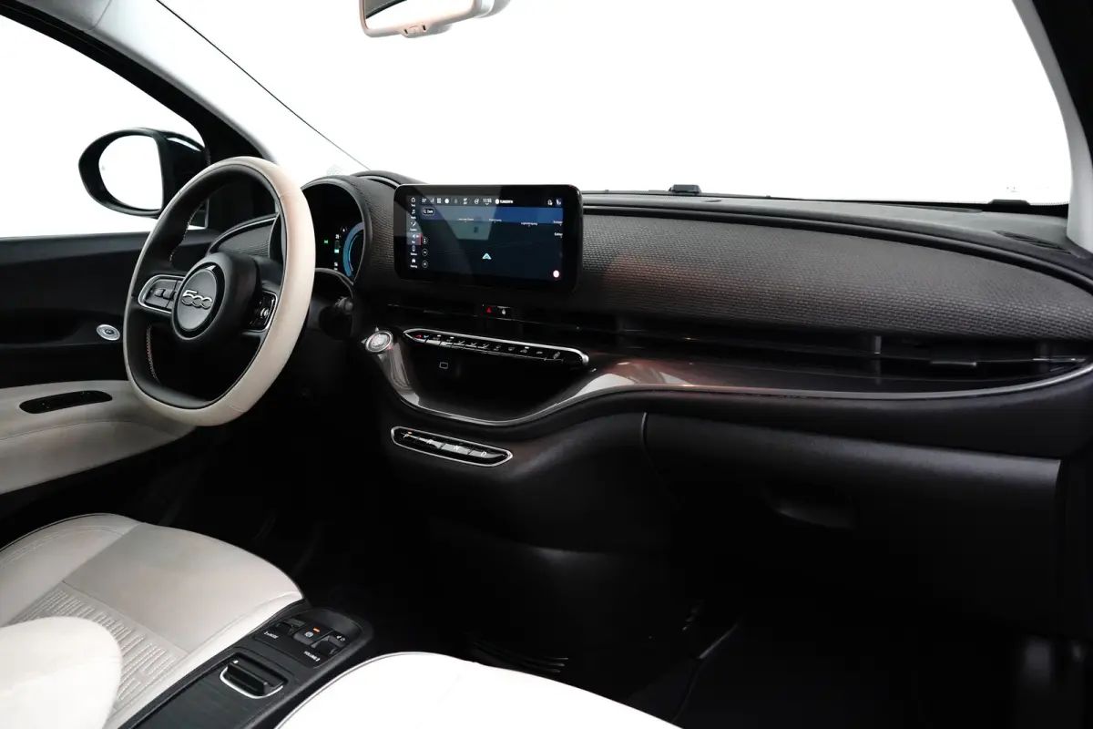 La Prima By Bocelli 42 kWh SOH 95% | Carplay | Panoramadak | Camera | Dodehoekbewaking | PDC V+A | Stoelverwarming | Keyless | 17" Lichtmetalen Velgen