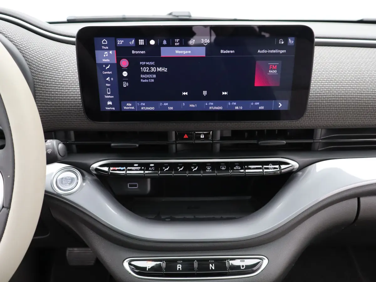 La Prima By Bocelli 42 kWh SOH 95% | Carplay | Panoramadak | Camera | Dodehoekbewaking | PDC V+A | Stoelverwarming | Keyless | 17" Lichtmetalen Velgen
