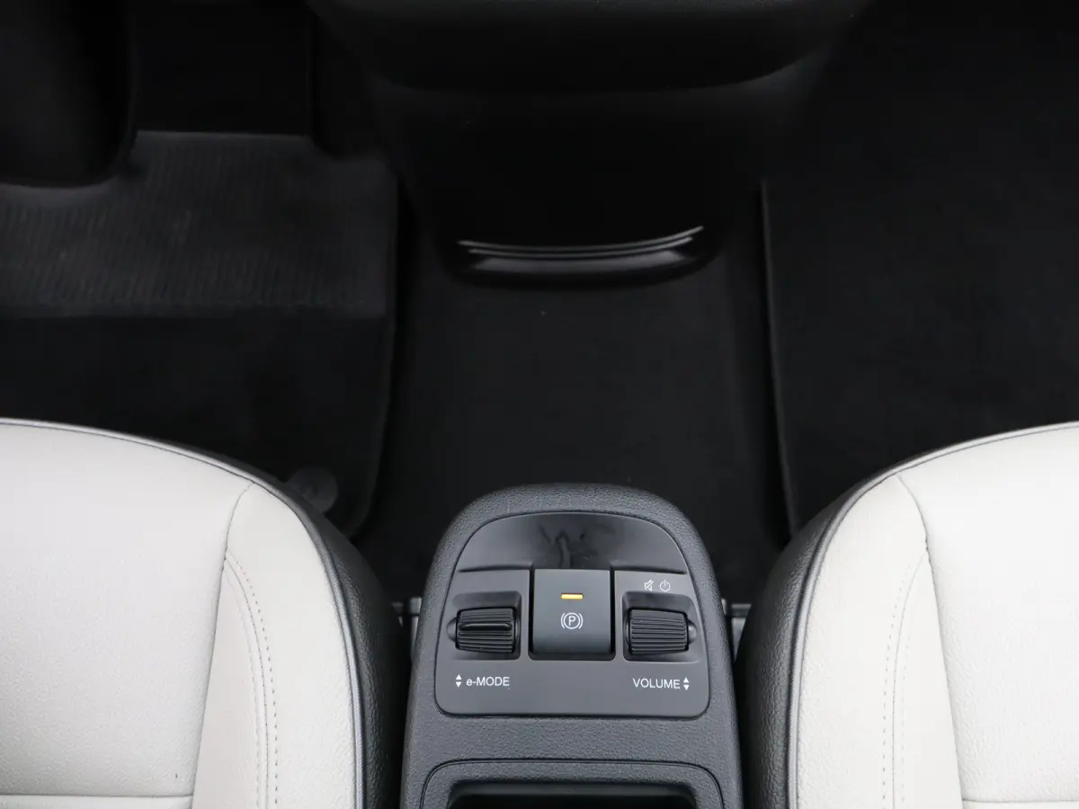 La Prima By Bocelli 42 kWh SOH 95% | Carplay | Panoramadak | Camera | Dodehoekbewaking | PDC V+A | Stoelverwarming | Keyless | 17" Lichtmetalen Velgen