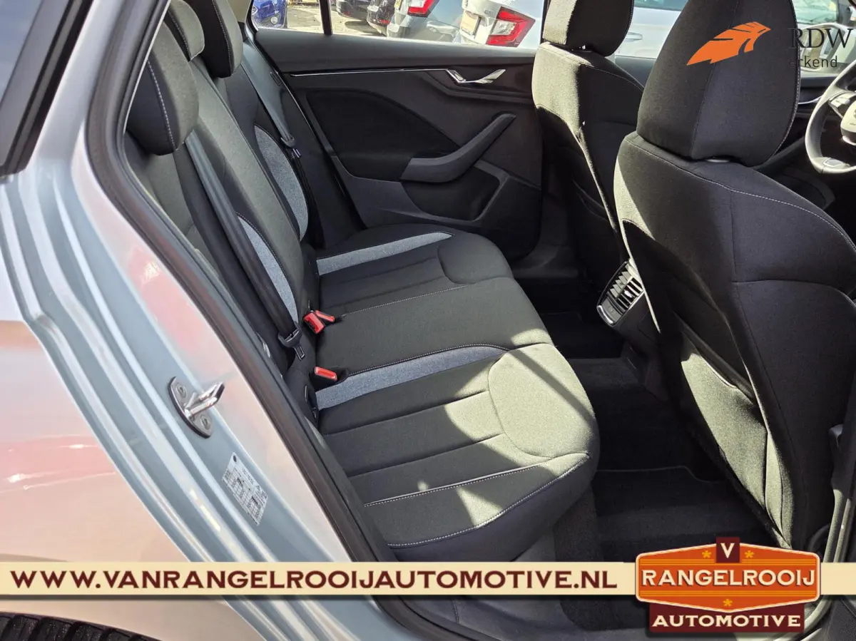 1.0 TSI Selection, LED kopl, clima, cruise, pdc v+a, keyless, navi, 16" lmv