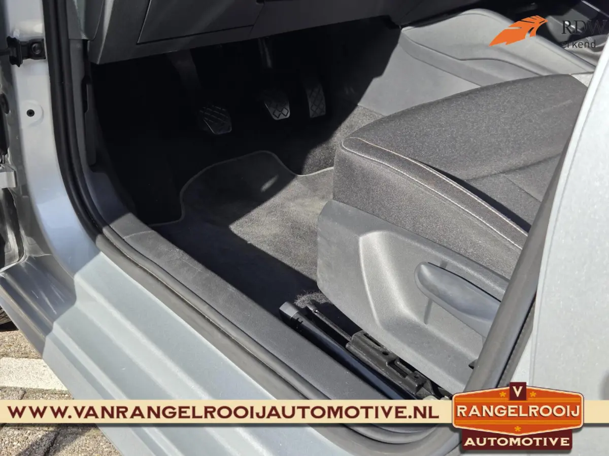 1.0 TSI Selection, LED kopl, clima, cruise, pdc v+a, keyless, navi, 16" lmv
