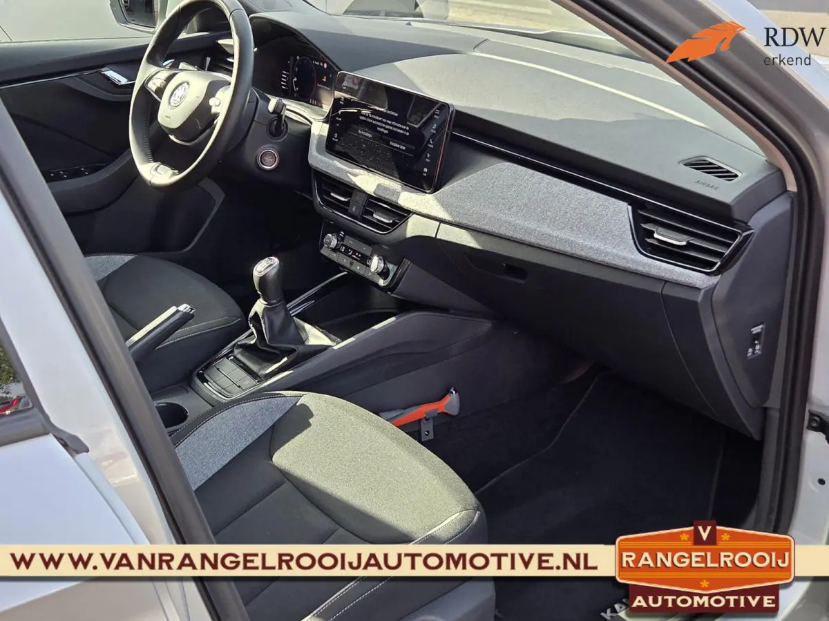 1.0 TSI Selection, LED kopl, clima, cruise, pdc v+a, keyless, navi, 16" lmv