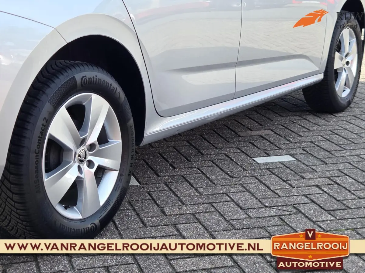 1.0 TSI Selection, LED kopl, clima, cruise, pdc v+a, keyless, navi, 16" lmv