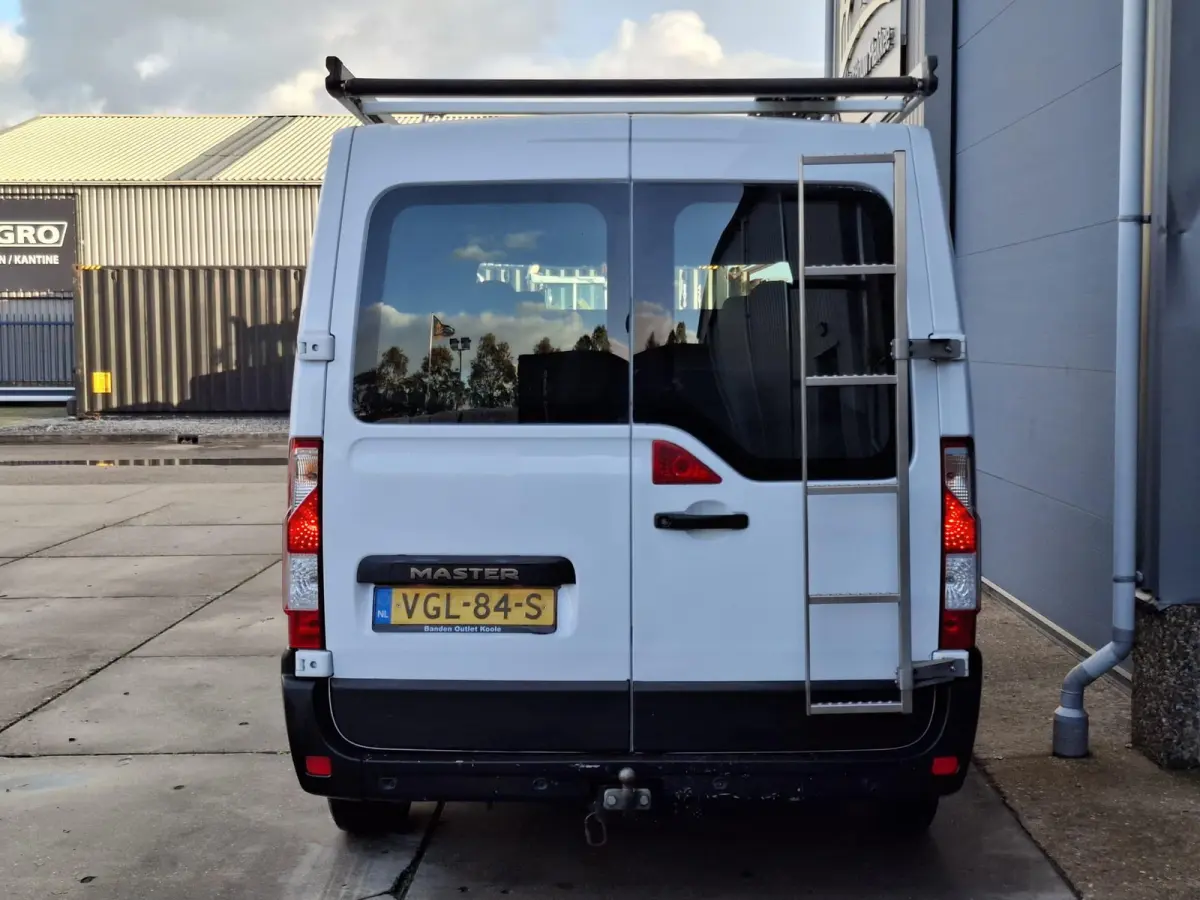 T33 2.3 dCi L1H1 DUBBEL CABINE / AIRCO / CRUISE CONTROLE / TREKHAAK