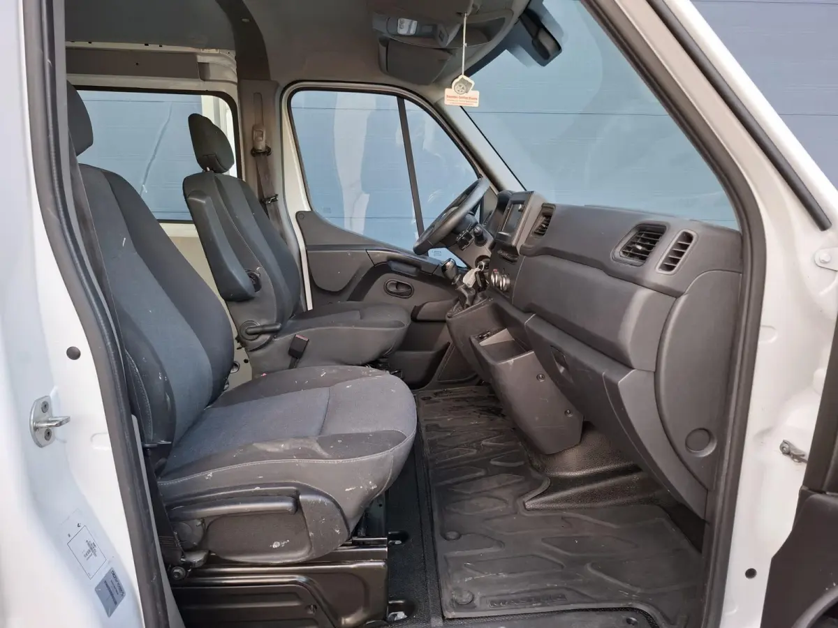 T33 2.3 dCi L1H1 DUBBEL CABINE / AIRCO / CRUISE CONTROLE / TREKHAAK