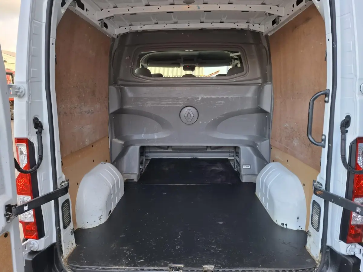 T33 2.3 dCi L1H1 DUBBEL CABINE / AIRCO / CRUISE CONTROLE / TREKHAAK