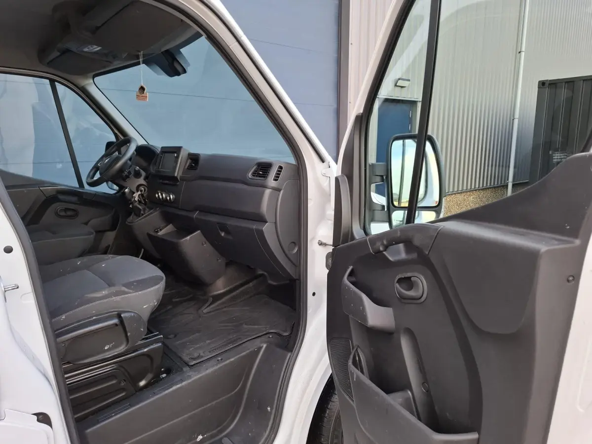 T33 2.3 dCi L1H1 DUBBEL CABINE / AIRCO / CRUISE CONTROLE / TREKHAAK