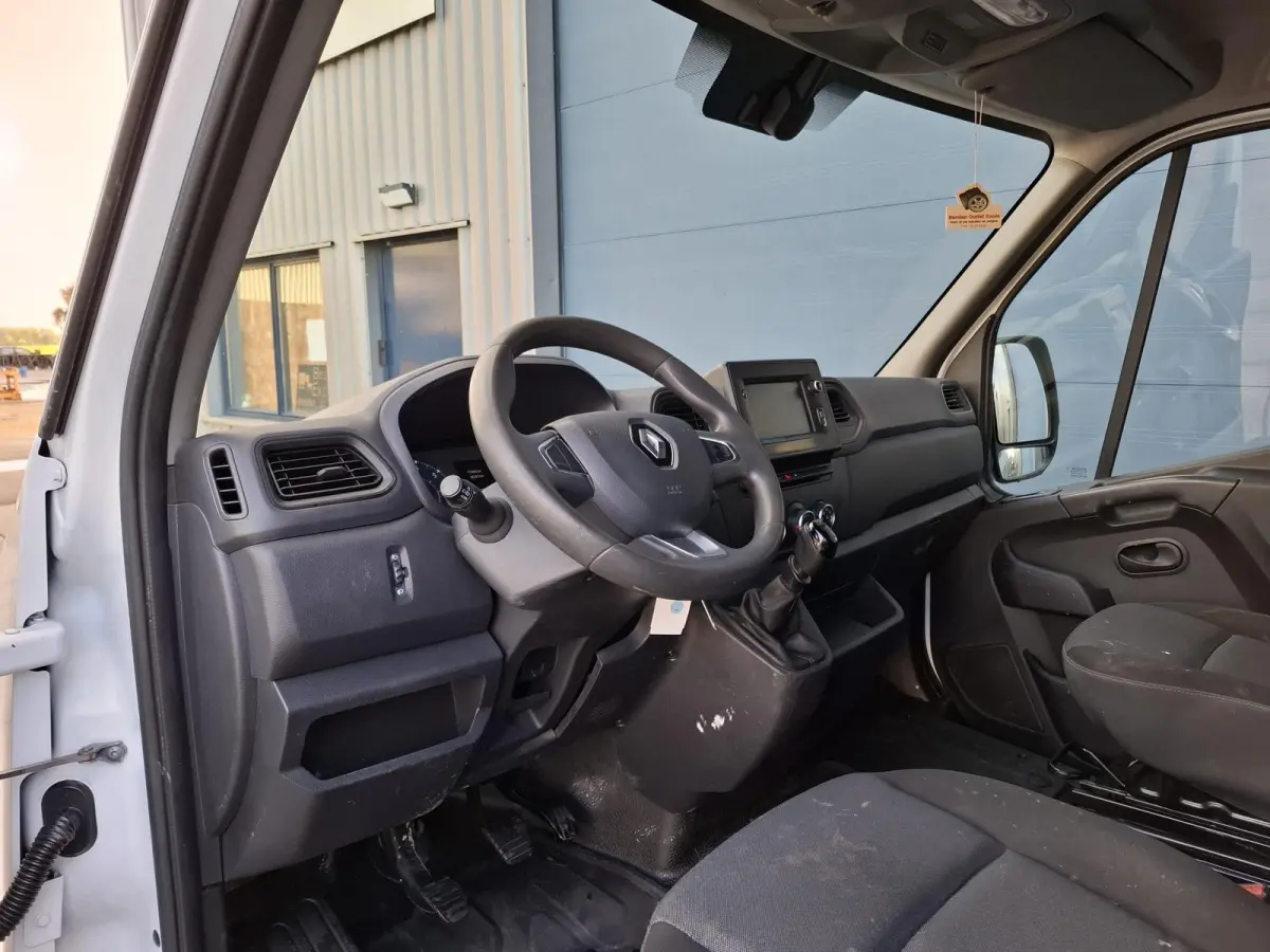 T33 2.3 dCi L1H1 DUBBEL CABINE / AIRCO / CRUISE CONTROLE / TREKHAAK