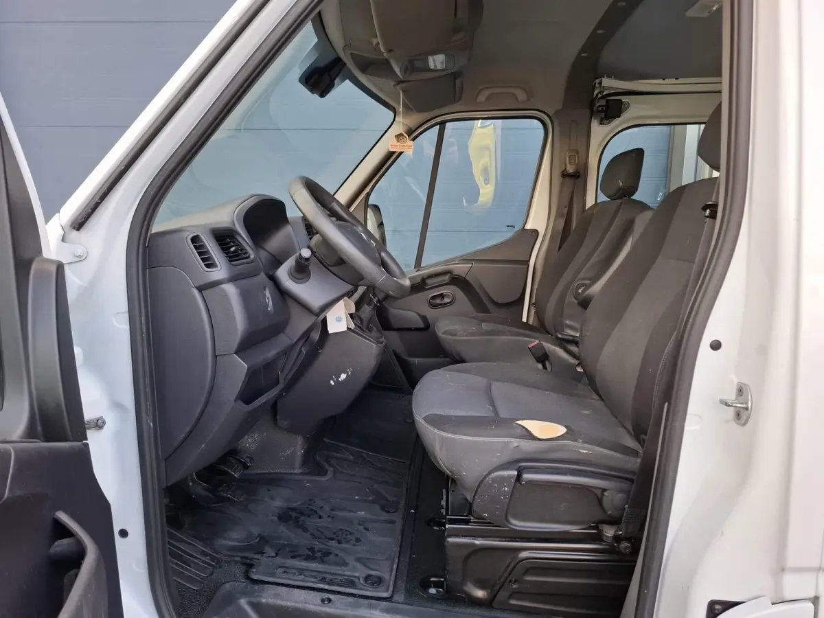 T33 2.3 dCi L1H1 DUBBEL CABINE / AIRCO / CRUISE CONTROLE / TREKHAAK