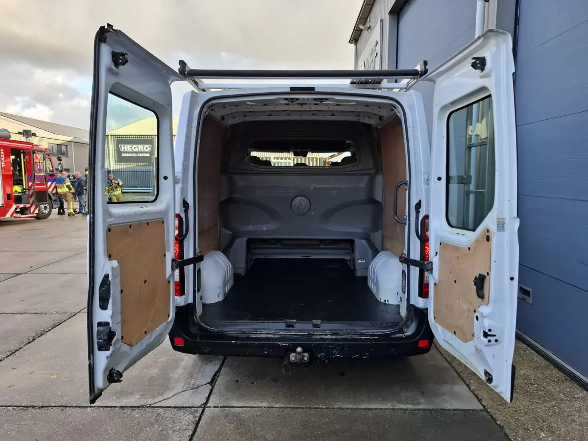 T33 2.3 dCi L1H1 DUBBEL CABINE / AIRCO / CRUISE CONTROLE / TREKHAAK