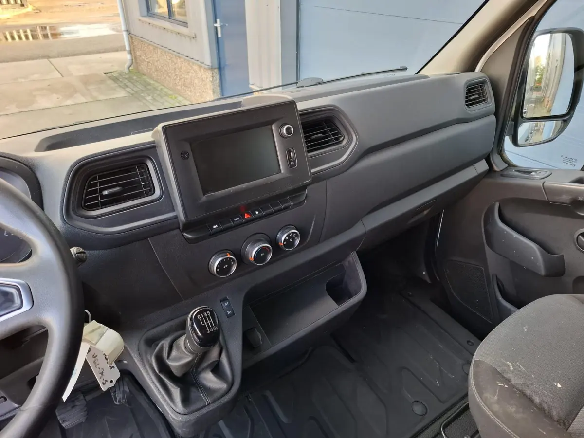 T33 2.3 dCi L1H1 DUBBEL CABINE / AIRCO / CRUISE CONTROLE / TREKHAAK