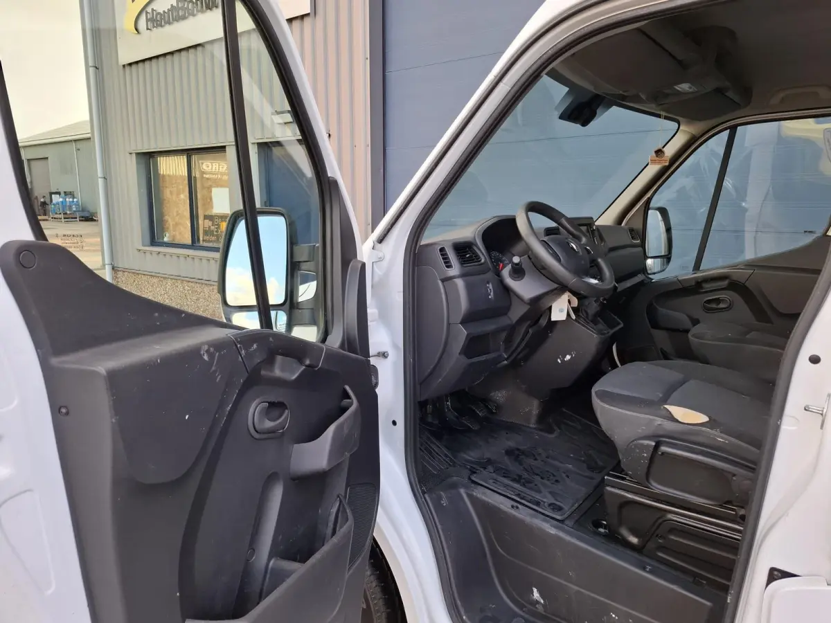 T33 2.3 dCi L1H1 DUBBEL CABINE / AIRCO / CRUISE CONTROLE / TREKHAAK