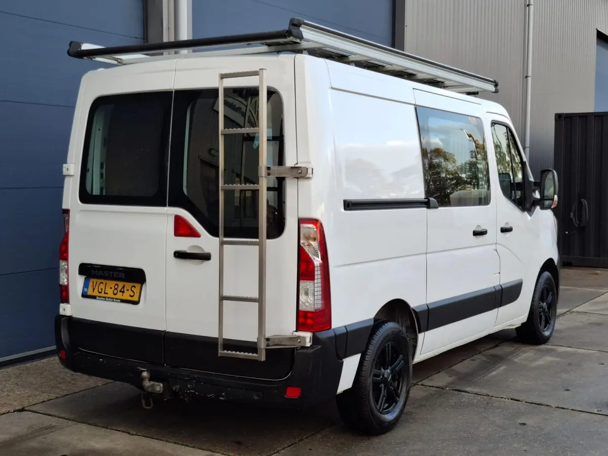 T33 2.3 dCi L1H1 DUBBEL CABINE / AIRCO / CRUISE CONTROLE / TREKHAAK